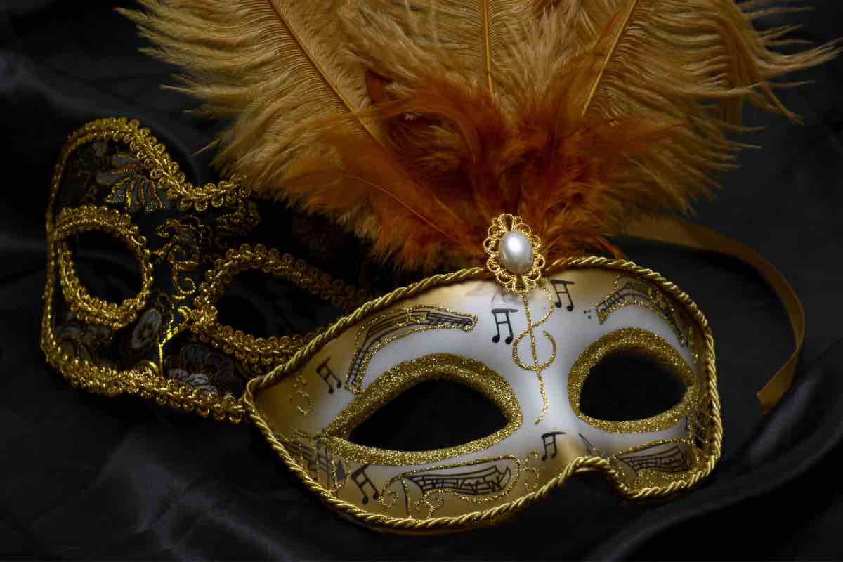 Una maschera di carnevale con le piume