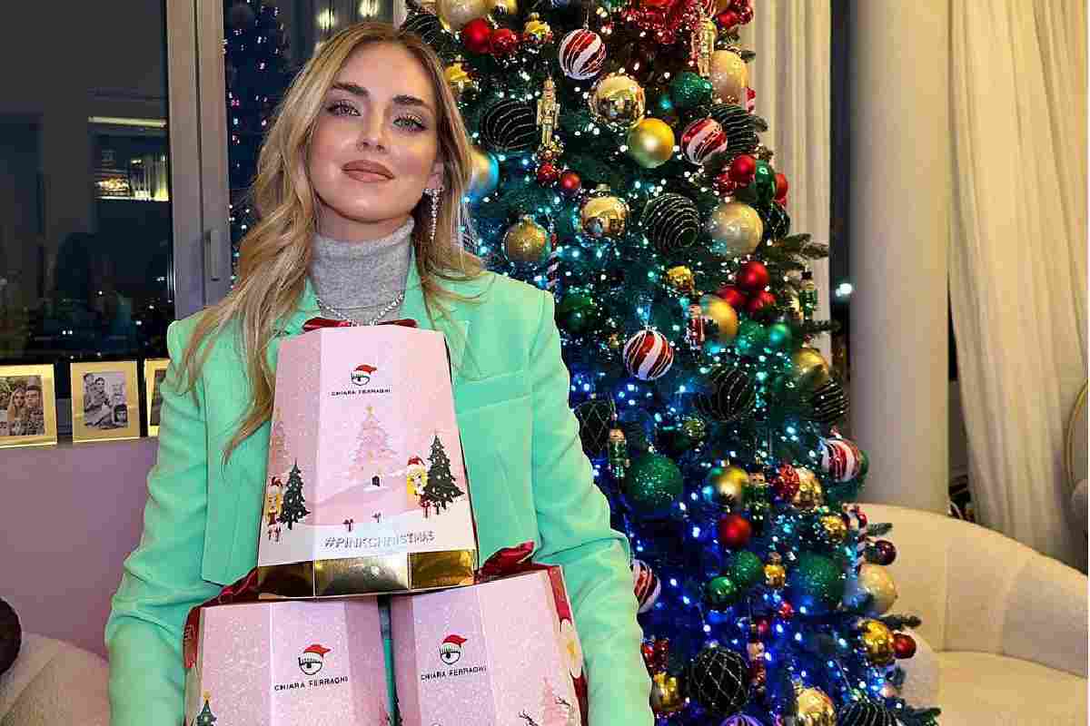 Chiara Ferragni con il pandoro Balocco