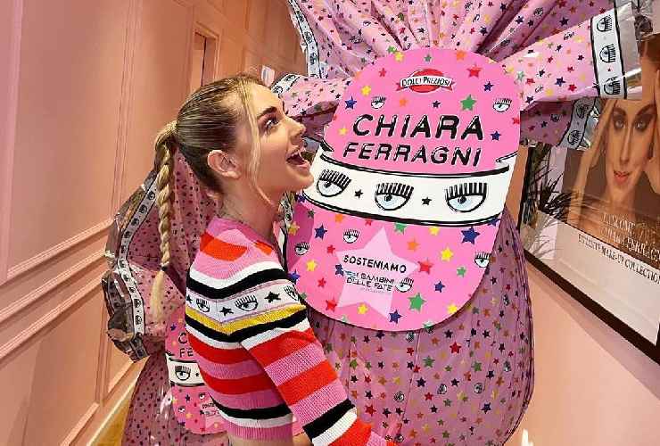 Chiara Ferragni con le uova di Pasqua Dolci Preziosi 