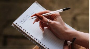 Scrivere a mano aiuta per l’apprendimento e la memoria, ecco perché