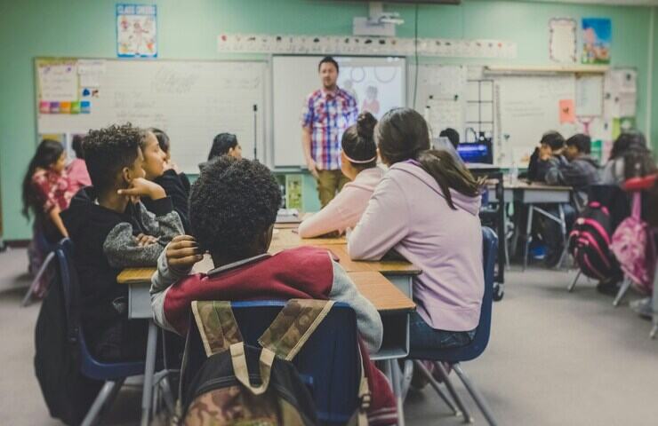 studenti piccoli a lezione in classe