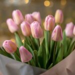 Composizione floreale di tulipani rosa illuminati dalle luci della sera