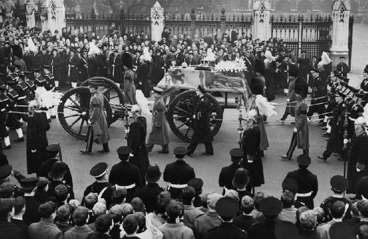 Il corteo funebre e la bara sopra l’affusto 