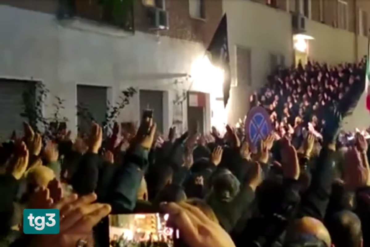 Saluti romani in via Acca Larentia