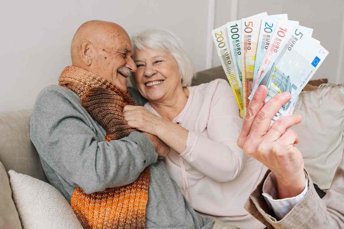 Coniugi anziani si abbracciano sorridenti