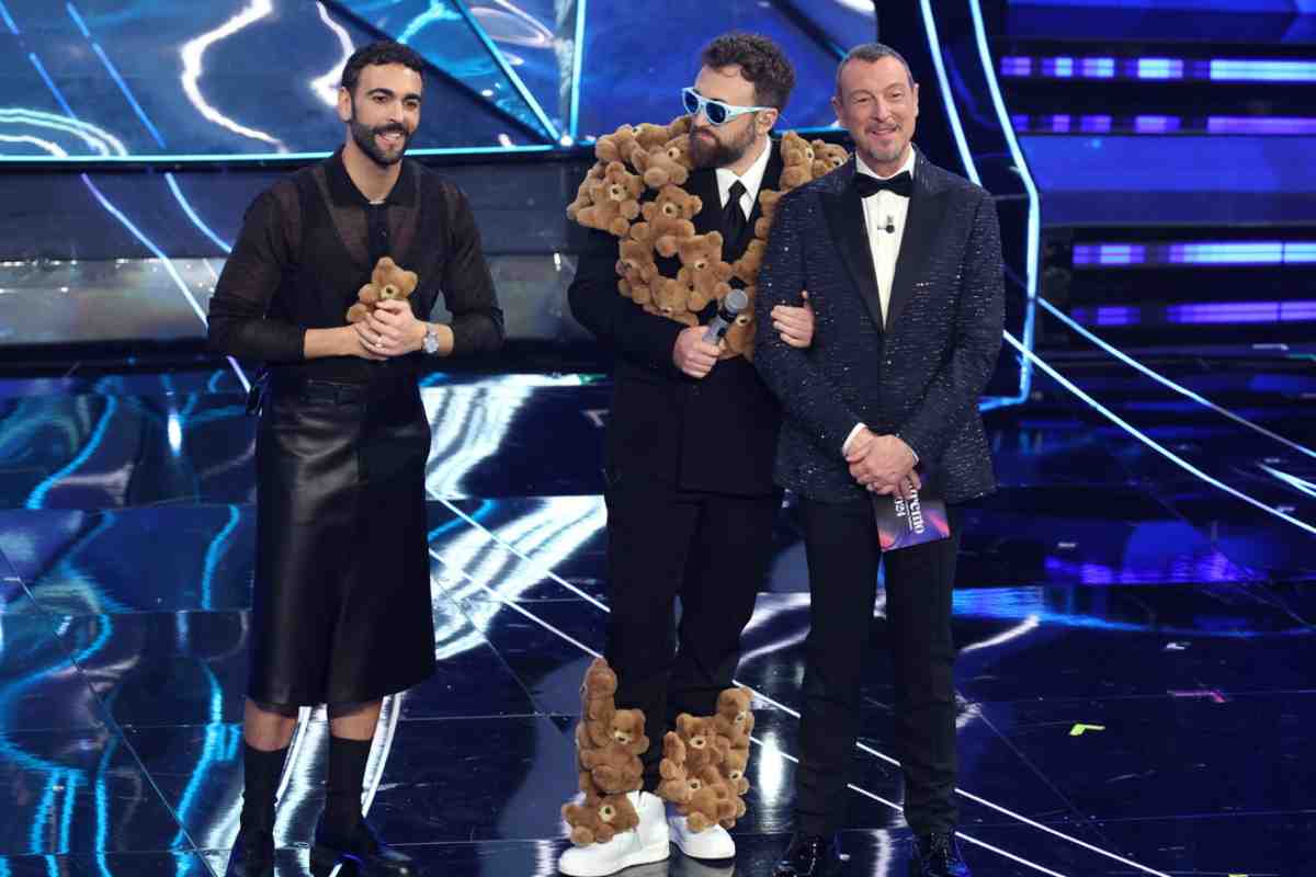 Marco Mengoni sul palco dell'Ariston