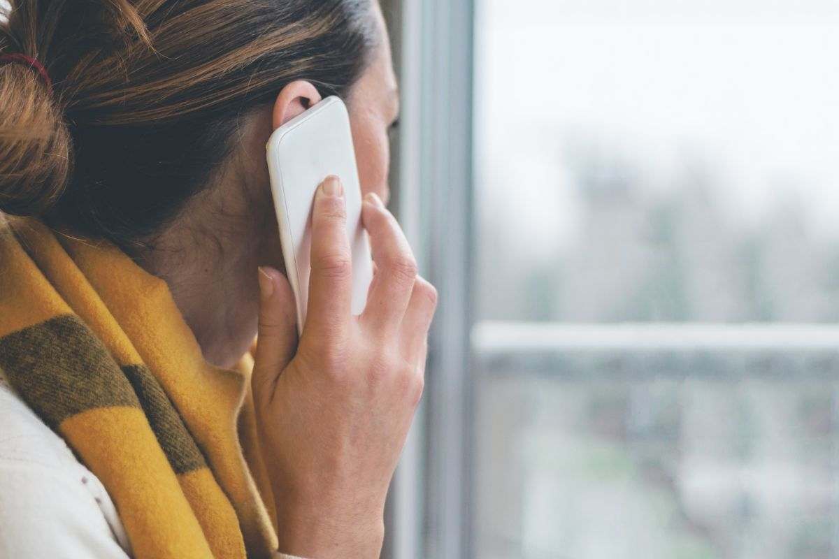 Ragazza effettua telefonata