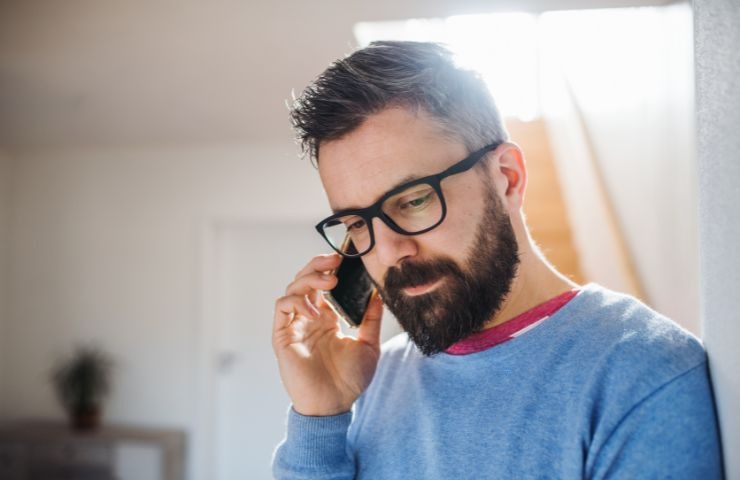 Ragazzo al telefono